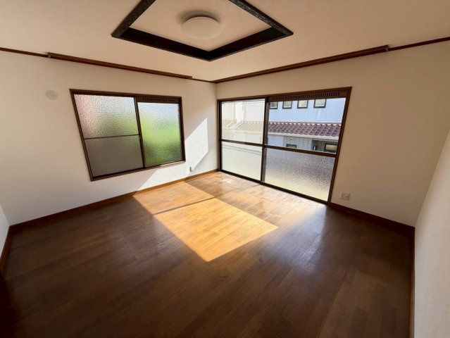 西山町2丁目の居間・リビング|陽射しがたっぷりと注ぐリビング♪ぽかぽかして気持ちのいい空間です！