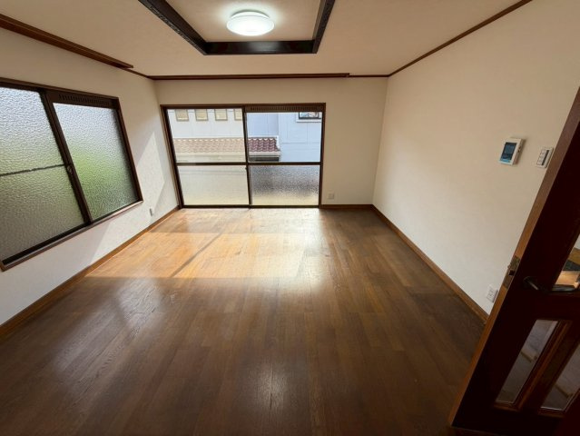 西山町2丁目の居間・リビング|明るく開放感のあるリビング。