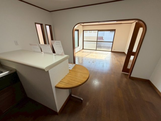 西山町2丁目のダイニング|大きな窓から陽の光がたっぷり注ぐ、明るいリビングです♪