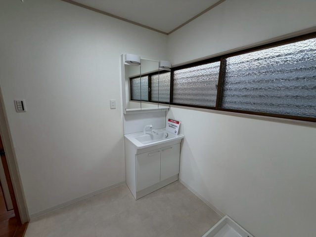 西山町2丁目の洗面所|三面鏡付シャンプードレッサー洗面台で朝の忙しい準備も楽々♪