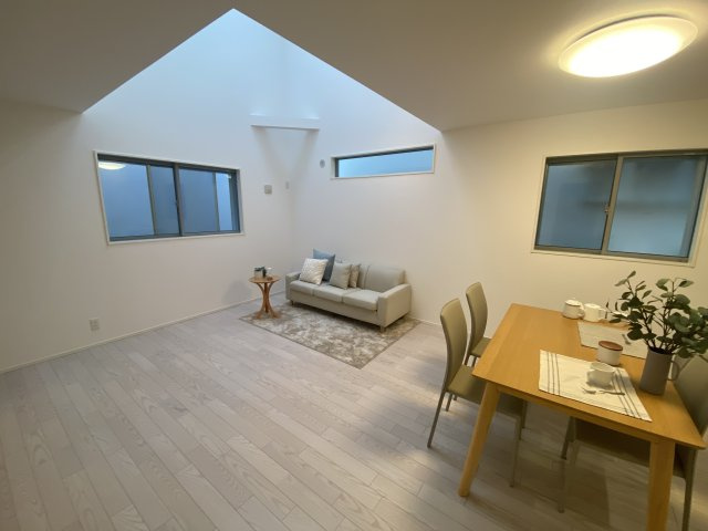 清瀬市中里5丁目2022年築戸建の居間・リビング