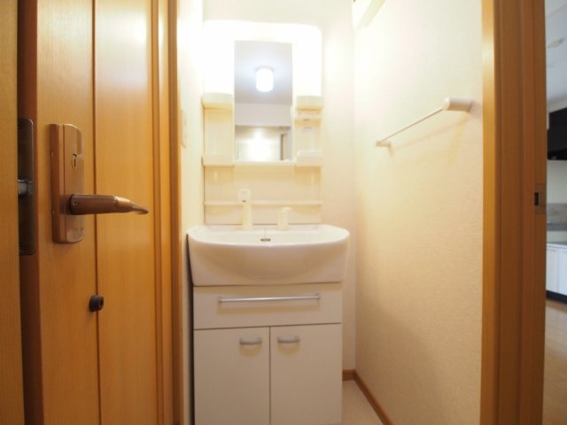 ファミーユ　Ｍ　Ｃの洗面所|ゆったりとスペースのある洗面所