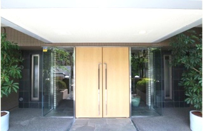 【エントランス】 | ガーデンコート下馬 | 落ち着いたエントランスです