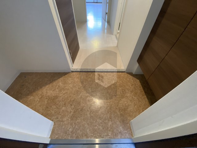 Luxe布施北1の玄関