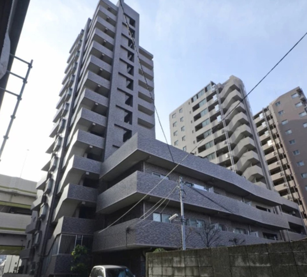 【外観】 | カテリーナ池袋西プラザタワー | 陽光浴びる外観がシンプルな外観をより際立たせ、人々の記憶に存在感を植え付けます。