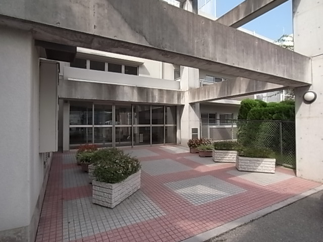 神戸市須磨区南落合１丁目の賃貸マンションのエントランス