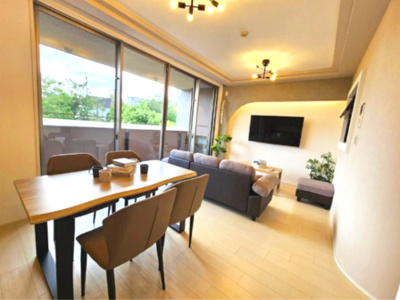 【居間・リビング】 | クレアヒルズ千里津雲台 | 南向きバルコニーに面してゆったり広がる15.1帖LDK！55インチ壁掛けTV・リビング家具プレゼント！