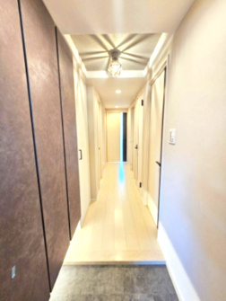 【玄関】 | クレアヒルズ千里津雲台 | たっぷりと収納を備えた玄関スペース！スッキリと片付いた玄関でご家族やゲストを気持ちよく迎えられます。