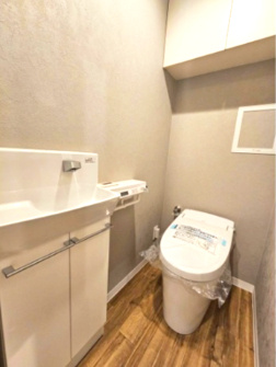 【トイレ】 | クレアヒルズ千里津雲台 | タンクレスでスッキリとした印象のトイレ！来客時にも嬉しい手洗いカウンター付きです。