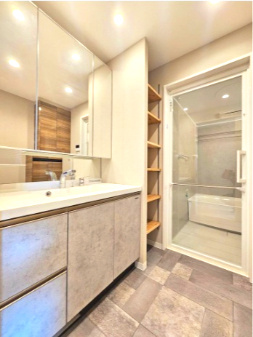 【独立洗面台】 | クレアヒルズ千里津雲台 | 大きく見やすい三面鏡付き洗面化粧台！鏡裏やボウル下にたっぷり収納があり、生活感の出やすいアイテムも収納可能。