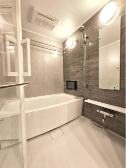 【浴室】 | クレアヒルズ千里津雲台 | 優しく落ち着いた雰囲気のバスルーム！浴室乾燥機・浴室TVなどハイグレード設備仕様です。