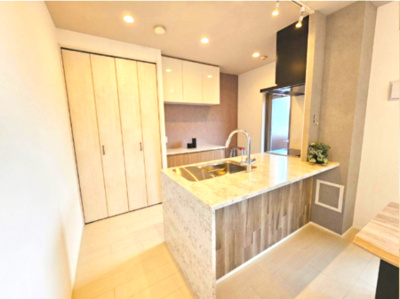 【キッチン】 | クレアヒルズ千里津雲台 | パントリー・カップボード・吊戸棚など収納豊富！ご家族と会話を楽しみながら料理ができ、配膳や片付けも楽々。