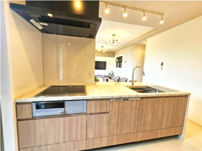 【キッチン】 | クレアヒルズ千里津雲台 | 食洗機搭載で洗浄から乾燥までワンタッチ！IHコンロは平面なので調理中に汚れてもサッと拭くだけでキレイに。