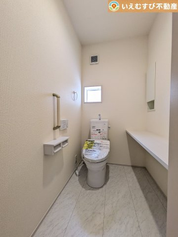 BLOOMING GARDEN　行田市棚田町3丁目のトイレ|シンプルで清潔感のあるトイレ
窓付きで明るく、お掃除しやすいシンプルな空間♪