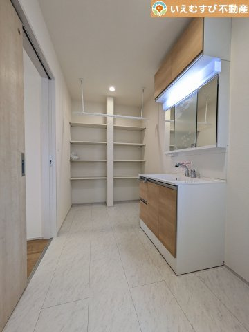 BLOOMING GARDEN　行田市棚田町3丁目の独立洗面台|リネン庫スペースを完備
タオルを収納したり、洗濯用の洗剤などを収納したり、洗面室をすっきり使えます♪