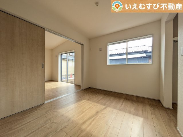 BLOOMING GARDEN　行田市棚田町3丁目の洋室|ナチュラルな色合いでシンプルな洋室
大容量のウォークインクローゼット付きで、採光もたっぷりのお部屋♪