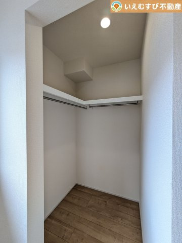 BLOOMING GARDEN　行田市棚田町3丁目の収納|たっぷりの収納力を備えたウォークインクローゼット
たくさん収納できるので季節物やかさばるバッグなども片付きます♪