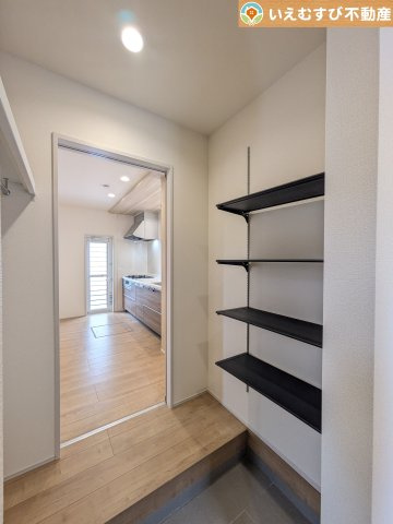 BLOOMING GARDEN　行田市棚田町3丁目の収納|玄関がいつも片づくシューズインクローゼット
キッチン直通の2WAY仕様で便利な生活動線！収納力のある土間収納付き♪