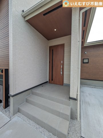 BLOOMING GARDEN　行田市棚田町3丁目のエントランス|落ち着いた色づかいのエントランス
駐車場からアクセスの良いエントランス。雨の日や荷物が多くても安心の動線♪