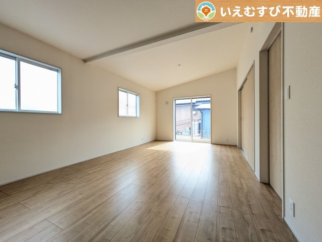 BLOOMING GARDEN　行田市棚田町3丁目の居間・リビング|開放感と家族との距離感にこだわったＬＤＫ
採光たっぷりのリビングで休日には家族みんなでくつろげそうですね♪