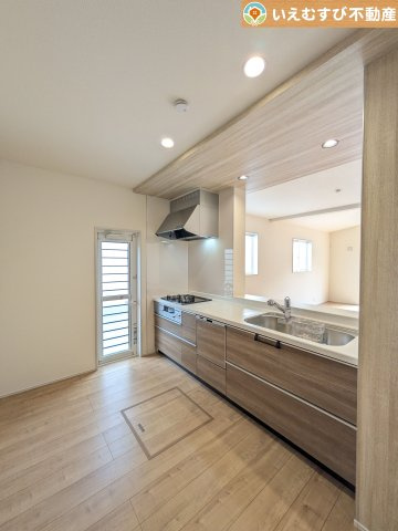 BLOOMING GARDEN　行田市棚田町3丁目のキッチン|リビングのお子様を見守りながらお料理ができる対面キッチン
様子を見たり会話をしながら過ごせるキッチンで楽しく料理ができますね！