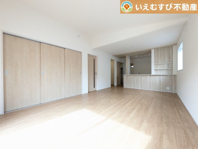 BLOOMING GARDEN　行田市棚田町3丁目の居間・リビング|開放感と採光にこだわったＬＤＫ
南面が広いリビングなので日当りがよく開放的で家族みんなでくつろげる空間♪