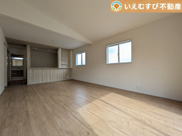 BLOOMING GARDEN　行田市棚田町3丁目の居間・リビング|ご家族みんながゆったりくつろげるリビング
ゆとりの空間でくつろいだり遊んだり、家族の時間が楽しみですね♪