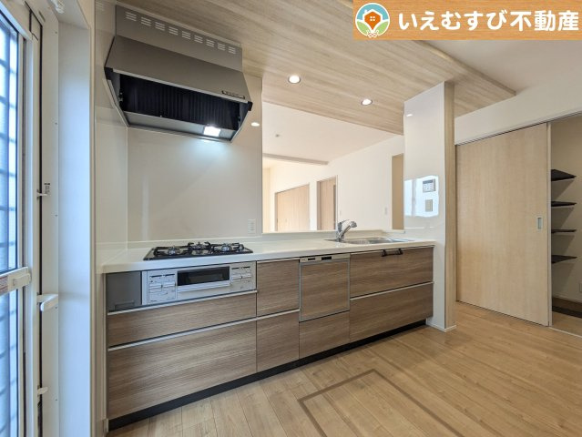 BLOOMING GARDEN　行田市棚田町3丁目のキッチン|食器洗乾燥機付で忙しいママをサポート
洗い物時間が短縮できて、その分家族や自分の時間が増えますね♪