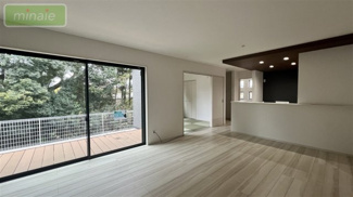 【居間・リビング】 | 保育園6分　幼稚園並列3台駐車　パントリー付き　限定2区画　2号棟 | 同建築会社施工例