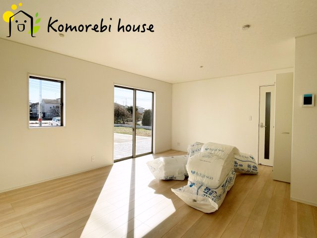 上尾市上尾下　第2(1期)　新築一戸建て　クレイドルガーデン　03の居間・リビング|18帖以上の広々LDK。家族が集まり、食事や会話、くつろぎの時間が自然と重なる空間です。															