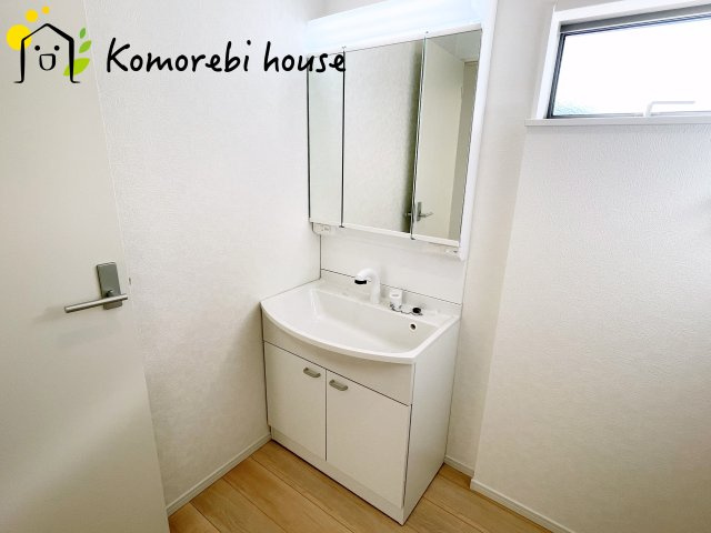 上尾市上尾下　第2(1期)　新築一戸建て　クレイドルガーデン　03の独立洗面台|シンプルで洗練されたデザインの洗面台は、空間をすっきり見せる上質な存在。毎日のケア時間を心地よく過ごせる、上品な仕上がりです。								