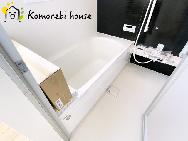 上尾市上尾下　第2(1期)　新築一戸建て　クレイドルガーデン　03の浴室|浴室乾燥機付きで、天気が悪い日も洗濯に困らない便利な仕様。カビの発生を抑えられるため、浴室のお手入れもぐっとラクになります。															