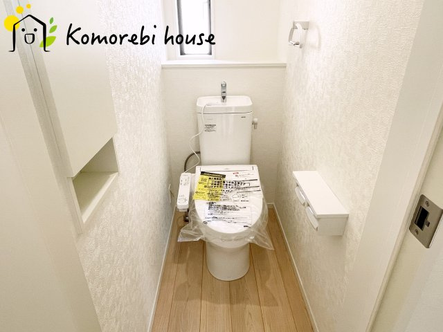 上尾市上尾下　第2(1期)　新築一戸建て　クレイドルガーデン　03のトイレ|温水洗浄機能（ウォシュレット）標準装備で、毎日のトイレ時間がより快適に。やさしい温水洗浄で清潔を保てるだけでなく、冬場のヒヤッと感を軽減する暖房便座も嬉しいポイント。			