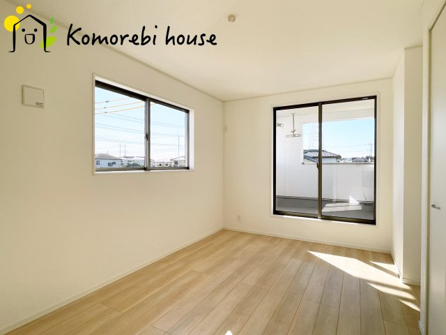 上尾市上尾下　第2(1期)　新築一戸建て　クレイドルガーデン　03の寝室|寝室にはゆとりのある広さがあり、大きめのベッドも余裕をもって配置できます。
実際に内覧いただければ、サイズ感もよりイメージしやすいと思います。採寸もその場でご協力いたしますので、ぜひお確かめください。