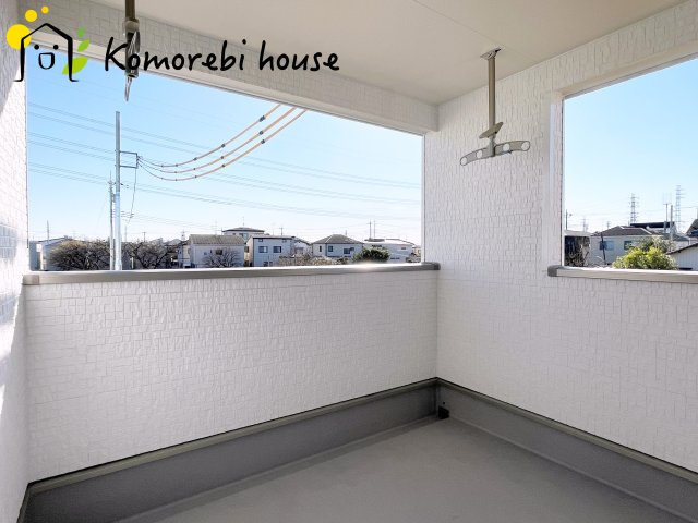 上尾市上尾下　第2(1期)　新築一戸建て　クレイドルガーデン　03のバルコニー|屋根付きのインナーバルコニーは雨の日でも安心して洗濯物が干せる便利な空間。外からの視線も気になりにくく、ちょっとした憩いの場としても使えます。			