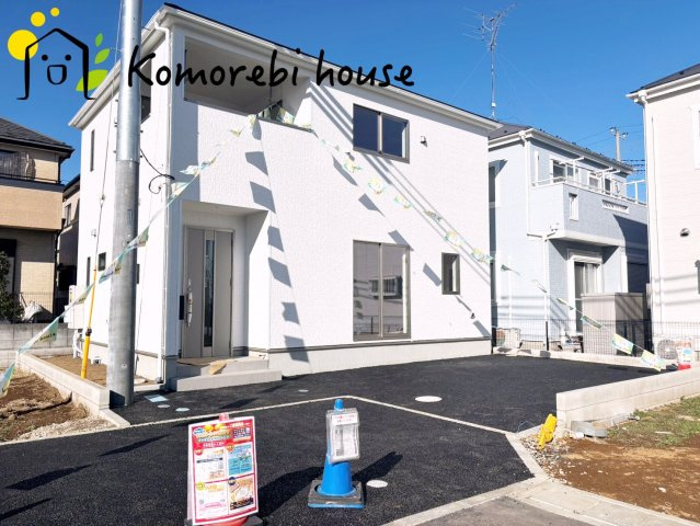 上尾市上尾下　第2(1期)　新築一戸建て　クレイドルガーデン　03の外観|明るい色合いで統一された外観が魅力の新築住宅。シンプルながら存在感があり、帰宅時に気分が上がるデザインです。周辺環境とも調和し、落ち着いた街並みに映える一邸です。