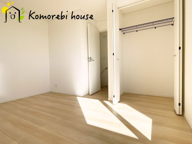 上尾市上尾下　第2(1期)　新築一戸建て　クレイドルガーデン　03の子供部屋|自然光が心地よく入る子ども部屋は、学習・遊び・睡眠をしっかり支える快適環境。シンプル設計でレイアウトも変えやすく、成長に合わせて長く使える利便性の高い一室です。															