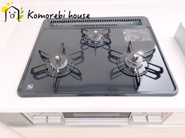 上尾市上尾下　第2(1期)　新築一戸建て　クレイドルガーデン　03のキッチン|同時調理が叶う3口コンロと便利なグリル付き。忙しい朝のお弁当作りも、夕食の複数メニューもスムーズにこなせる頼れる設備です。				