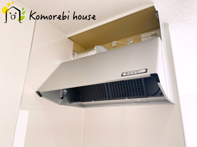 上尾市上尾下　第2(1期)　新築一戸建て　クレイドルガーデン　03のキッチン|吸引力の高いレンジフードが煙や匂いを素早く排出。揚げ物や炒め物も気兼ねなくでき、リビングに匂いを残しません。