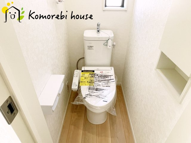 上尾市上尾下　第2(1期)　新築一戸建て　クレイドルガーデン　03のトイレ|2階にもトイレがあることで、朝の混雑が解消し生活動線がスムーズに。新築ならではの間取り設計で、毎日の“プチストレス”が驚くほど減ります。