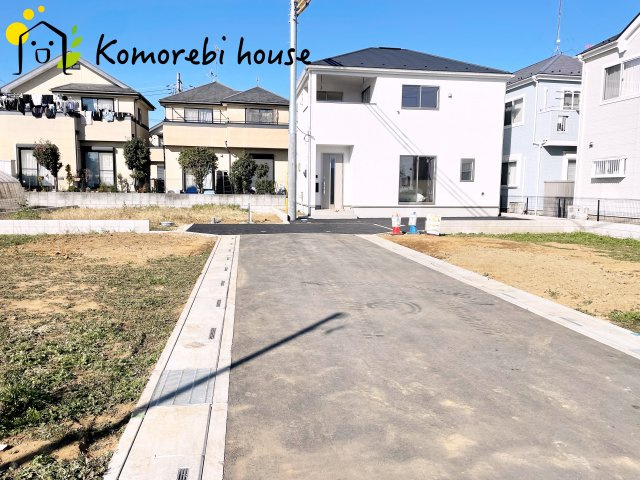 上尾市上尾下　第2(1期)　新築一戸建て　クレイドルガーデン　03の前面道路含む現地写真|分譲地内の交通量少なめの道路沿い。小さなお子さまのいるご家庭も安心して暮らせる、穏やかな住環境です。															