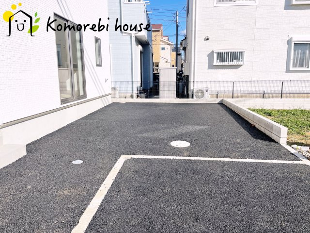 上尾市上尾下　第2(1期)　新築一戸建て　クレイドルガーデン　03の駐車場|車1台がしっかり収まる駐車スペース付き。荷物の積み下ろしもスムーズで日常のストレスを軽減します。															
