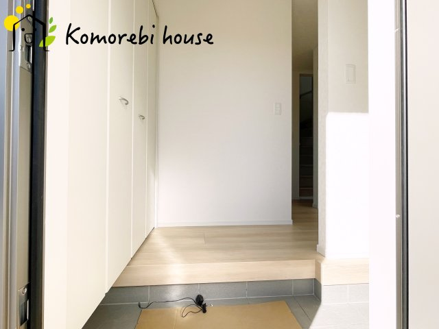 上尾市上尾下　第2(1期)　新築一戸建て　クレイドルガーデン　03の玄関|明るく使いやすい玄関で、家族の生活をスムーズに。収納や導線も配慮された万能空間です。															