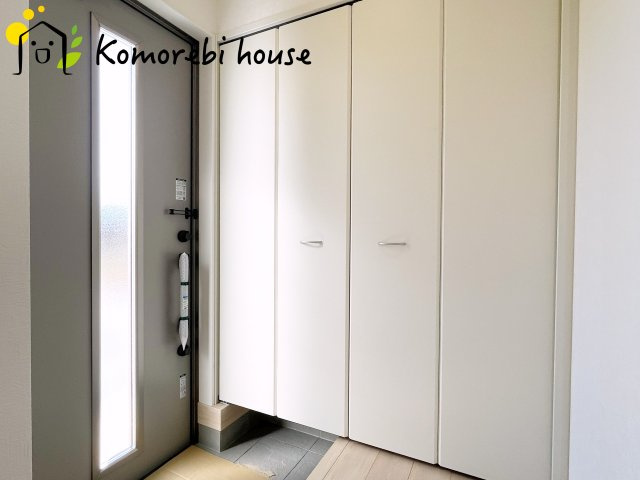 上尾市上尾下　第2(1期)　新築一戸建て　クレイドルガーデン　03の玄関|大型シューズボックスで家族全員の靴をまとめて収納。玄関がいつでもスッキリ片付きます。