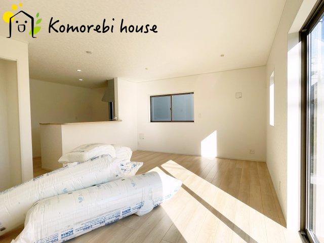 上尾市上尾下　第2(1期)　新築一戸建て　クレイドルガーデン　03の居間・リビング|横長LDKは家具配置も自由で開放感あり。家族のライフスタイルに合わせた快適な暮らしを叶えます。