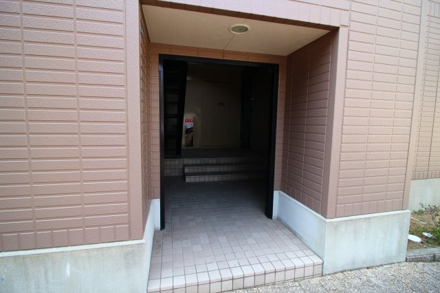 クレールプラザ立花Ｄ棟のエントランス