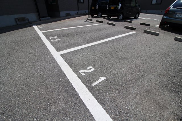 クレールプラザ立花Ｄ棟の駐車場