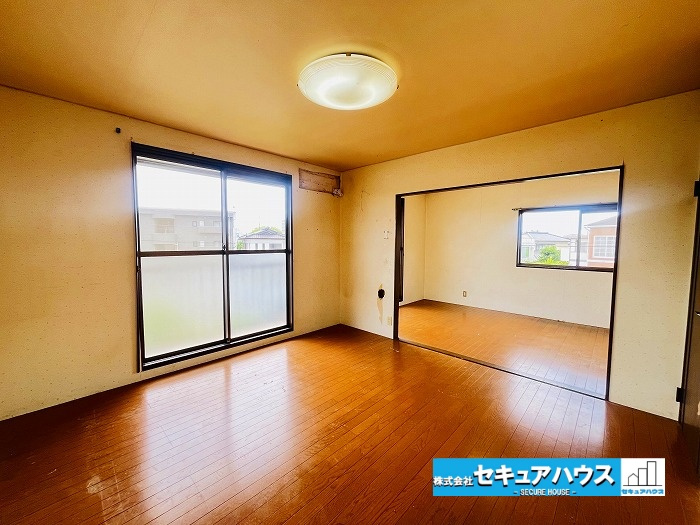 刈谷市恩田町2丁目　中古住宅の洋室|【14帖洋室】
クローゼット2ヶ所ありお部屋を二つにリフォームすることも可能です♪