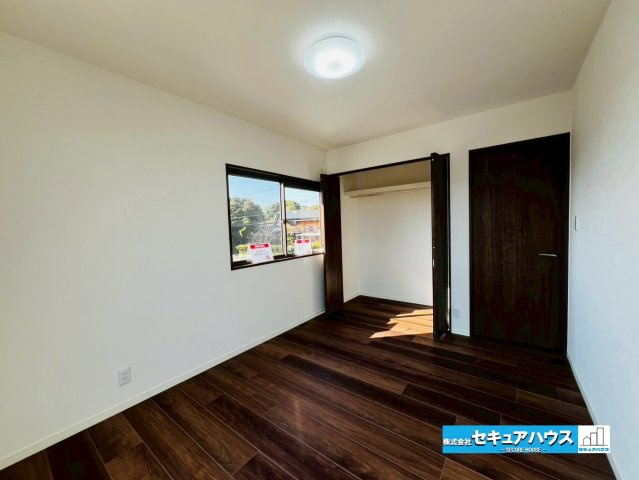 刈谷市恩田町2丁目　中古住宅の洋室|【14帖洋室】
クローゼット2ヶ所ありお部屋を二つにリフォームすることも可能です♪