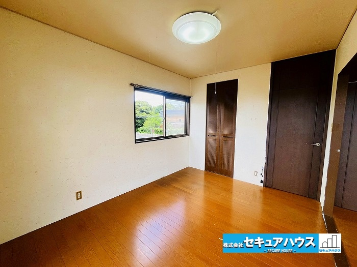 刈谷市恩田町2丁目　中古住宅の洋室|【14帖洋室別角度】
シンプルなお部屋の為レイアウトも自由自在です。